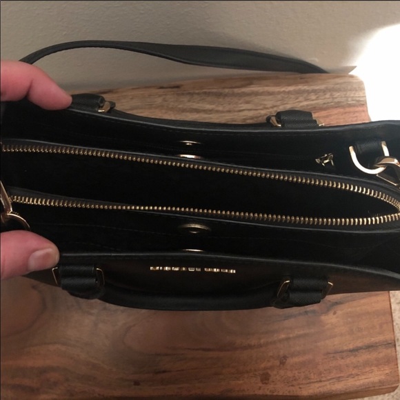 CLASSY BLACK CROSSBODY ✨ MICHAEL KORS ✨ LIKE NEW💕 - Picture 4 of 7